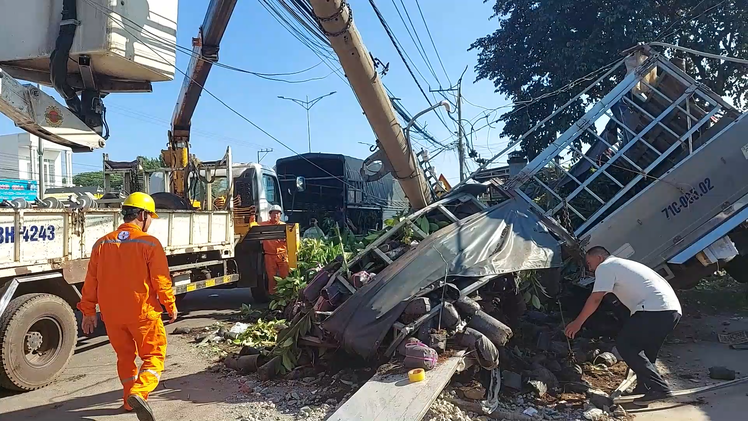 Xe tải vỡ nát đầu sau khi tông gãy trụ điện ở Bình Phước