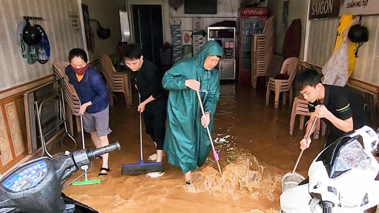 Đường ở trung tâm Đà Lạt ngập lút sau mưa, người dân vừa khóc vừa tát nước