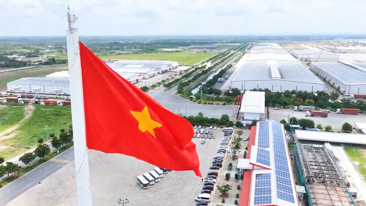 Cột cờ cảng quốc tế Long An 63m được xác lập kỷ lục cao nhất Việt Nam
