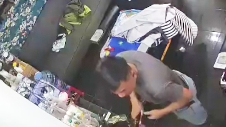 Người đàn ông đi xe hơi đến cắt tóc rồi lấy trộm điện thoại của nữ nhân viên