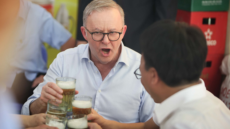 Thủ tướng Úc uống bia hơi, ăn bánh mì ở Hà Nội