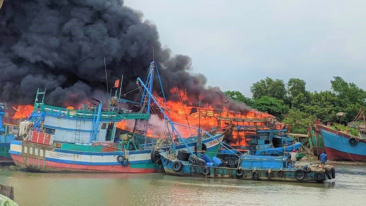 6 tàu cá neo đậu bất ngờ bốc cháy, thiệt hại nhiều tỉ đồng