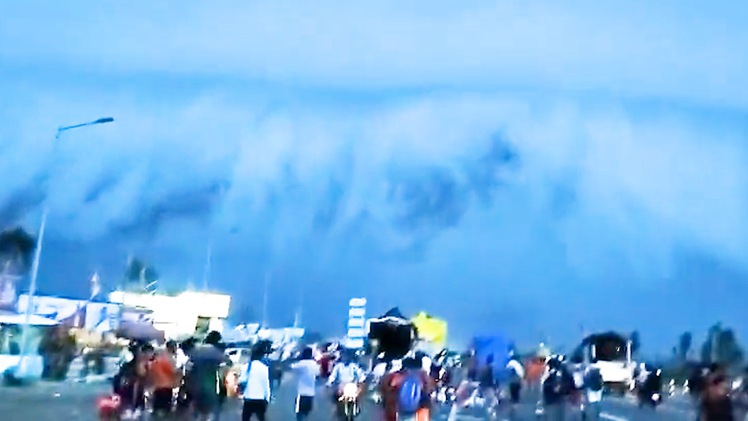 Đám mây như sóng thần, hàng trăm người đổ ra xem