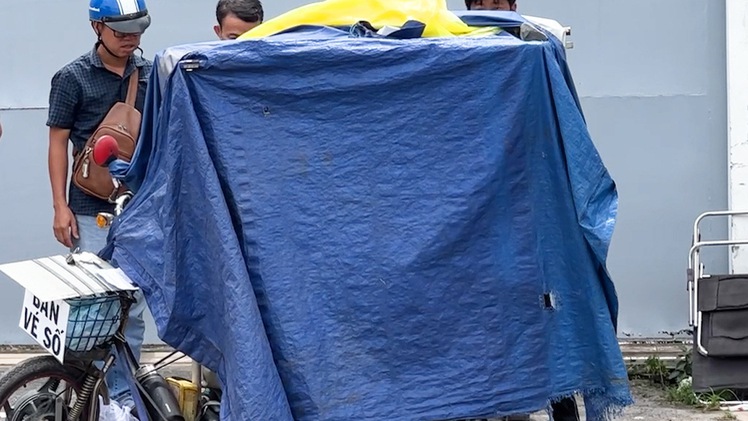 Một người đàn ông bán vé số ở Thủ Đức gục chết trên xe lăn