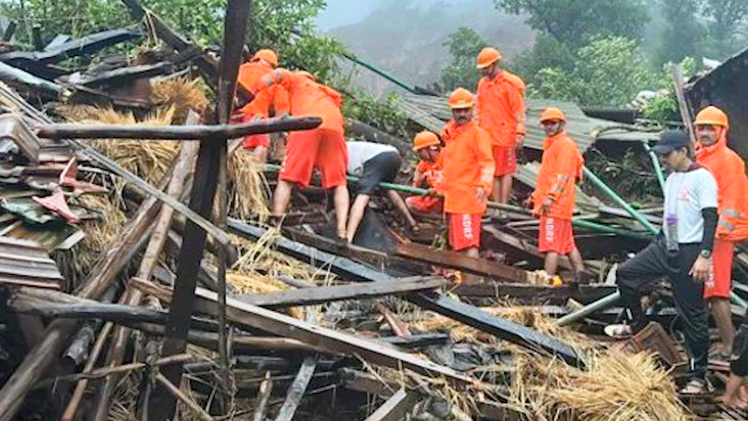 Khoảnh khắc sạt lở đất làm 10 người chết hơn 100 người mất tích ở Ấn Độ