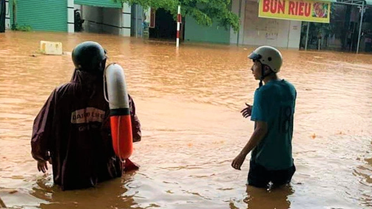 Mưa lớn ở Đông Nam Bộ, nhiều căn nhà bị ngập sâu 1-2m nước