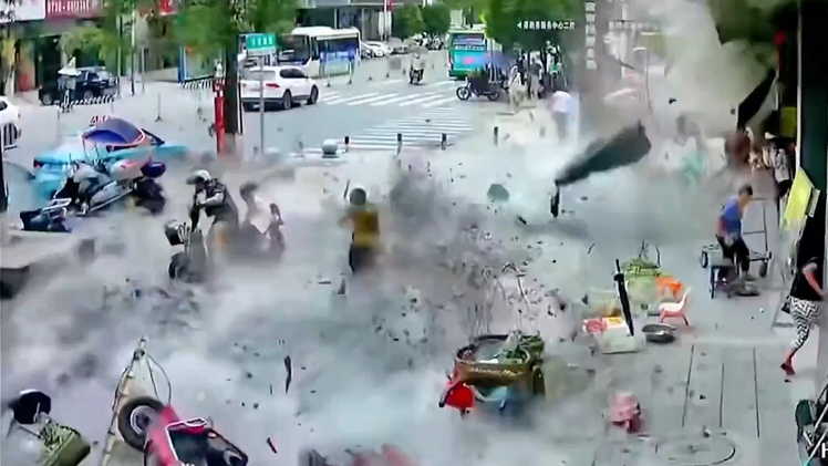 Bê tông nhà cao tầng rơi xuống đường, nhiều người bị thương ở Trung Quốc
