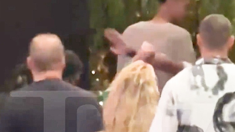 Video Britney Spears bị vệ sĩ của sao bóng rổ tát khiến người hâm mộ phẫn nộ
