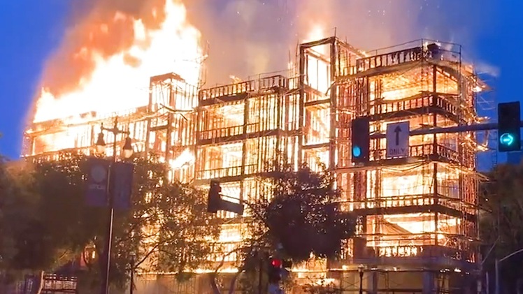 Tòa nhà đang xây dựng bốc cháy ngùn ngụt ở Mỹ