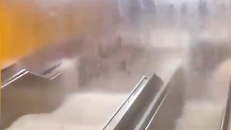 Phong tỏa cao tốc, ngập hầm xe lửa do mưa xối xả ở Đức