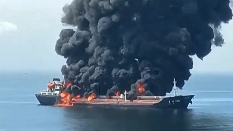 Cháy tàu chở dầu trên biển, 2 người chết