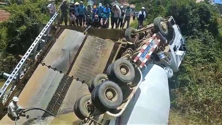 Hiện trường xe trộn bê tông làm sập cầu ở Lâm Đồng, xảy ra lần thứ hai vì xe quá nặng chạy qua