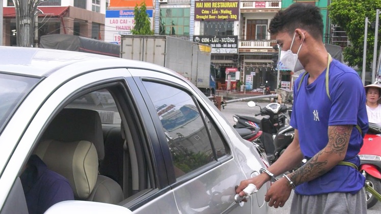 Khởi tố nam thanh niên dùng dao cứa cổ tài xế taxi, cướp tài sản ở Lào Cai