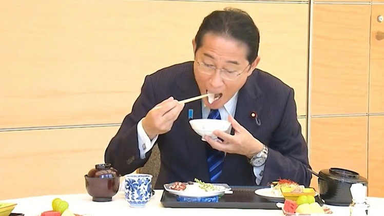 Công bố video Thủ tướng Nhật ăn cá ‘giải oan’ cho Fukushima