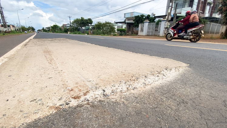 'Vá' quốc lộ 14 bằng bê tông xi măng, người dân lo lắng sẽ mau hư hỏng đường