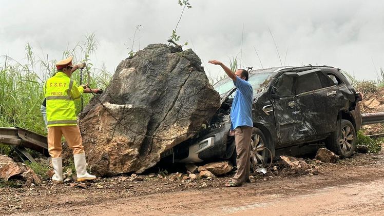 Sạt lở trên đèo Thung Khe, đá rơi đè bẹp đầu ô tô 7 chỗ