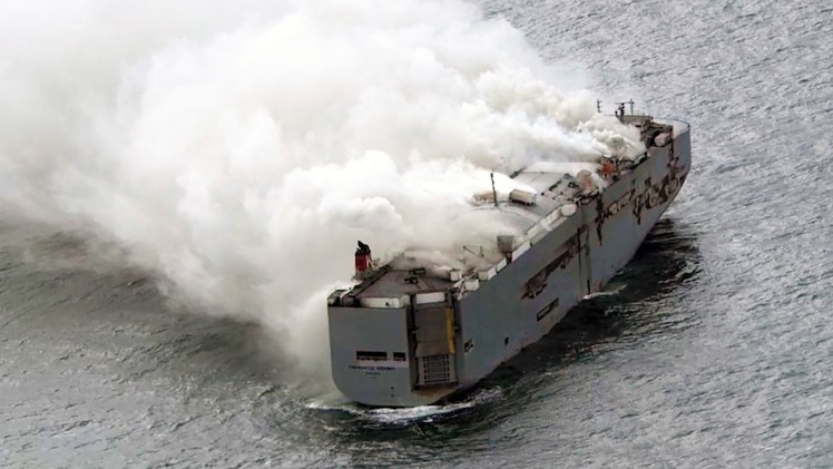Tàu chở hàng khổng lồ bốc cháy giữa biển, đang chở nhiều xe sang