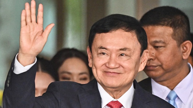 Cựu thủ tướng Thaksin được Vua Thái ân xá, chỉ còn chịu án 1 năm tù