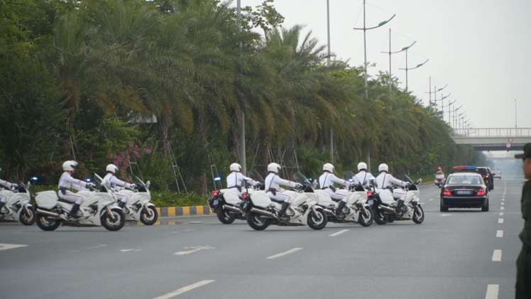 Cận cảnh đoàn xe hộ tống Tổng thống Mỹ Joe Biden rời sân bay Nội Bài, hướng về trung tâm Hà Nội