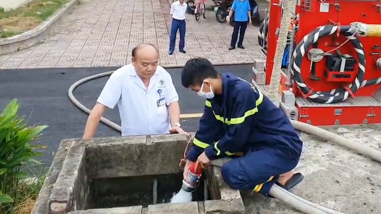 Dùng xe cứu hỏa, xe bồn cấp nước ‘giải khát’ cho bà con Hồng Lĩnh