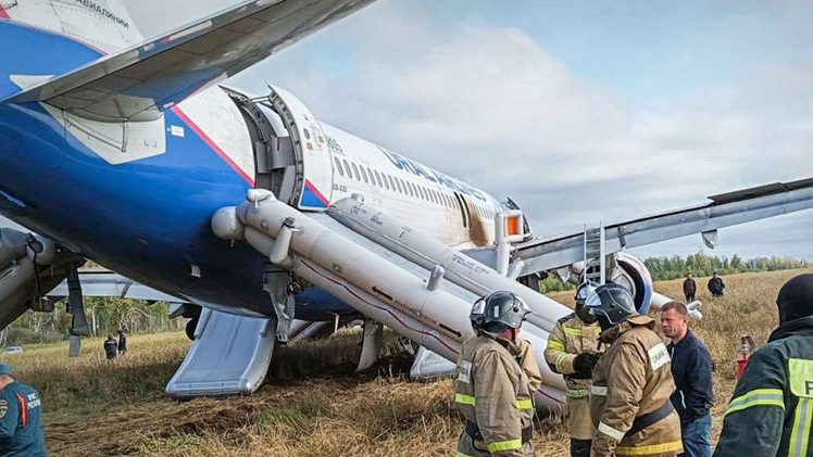 Hiện trường máy bay Nga hạ cánh khẩn cấp xuống cánh đồng, 170 người sơ tán bằng cầu trượt