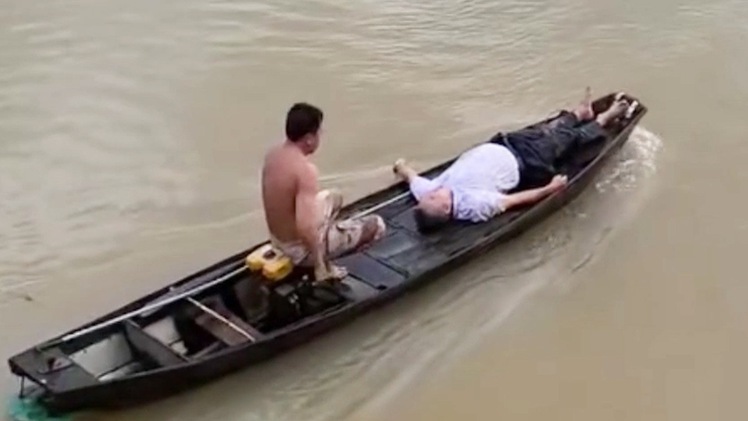 Ô tô lao xuống sông Đồng Nai, tài xế được người dân chạy xuồng đến cứu