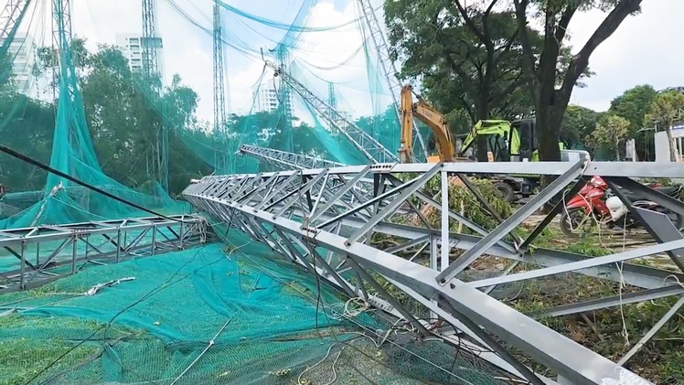 Tháo dỡ nhiều trụ sắt rào lưới sân golf bị dông lốc quật ngã ở Nhà Bè