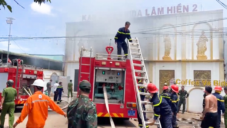 Cháy quán karaoke ở Đắk Lắk, nhiều nhân viên tháo chạy thoát thân