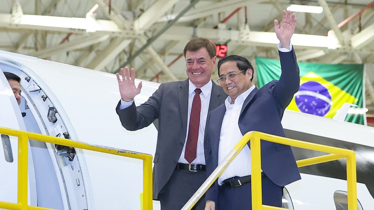 Thủ tướng Phạm Minh Chính ngồi ghế cơ trưởng máy bay Embraer của Brazil