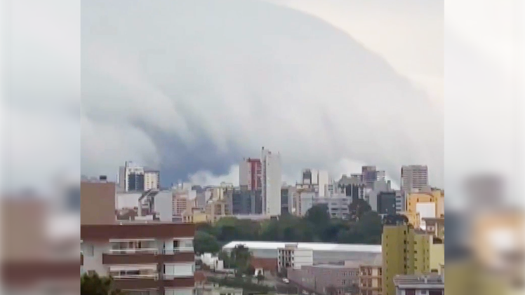 Khoảnh khắc mây sóng thần cuồn cuộn trên bầu trời Brazil