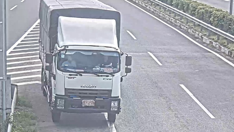 Tài xế xe tải lấy khăn che biển số để đi lùi trên cao tốc Long Thành - Dầu Giây