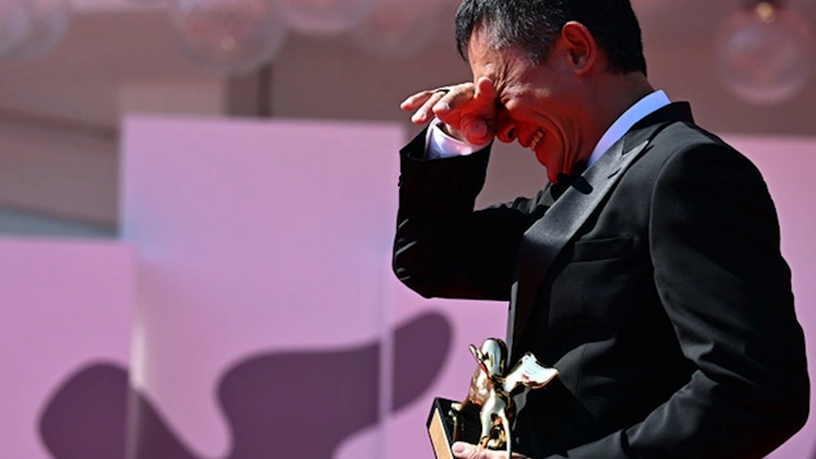 Lương Triều Vỹ bật khóc khi nhận giải Sư tử vàng tại Liên hoan phim Venice