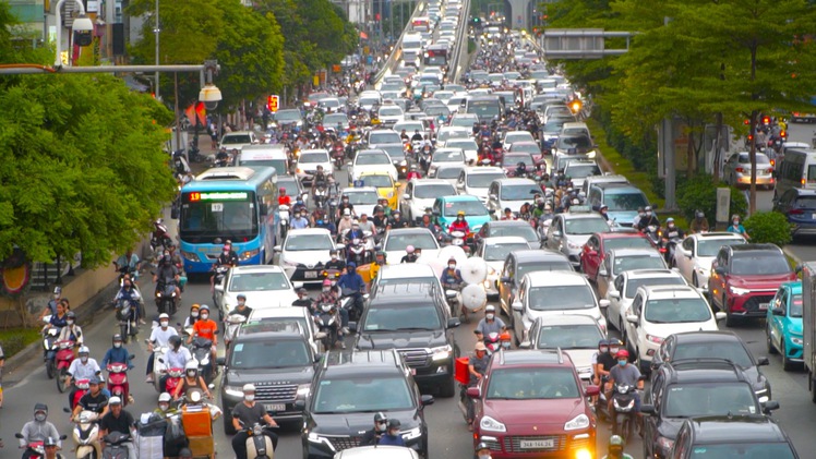 Buổi sáng ngày khai giảng, đường sá ở Hà Nội chật cứng xe cộ