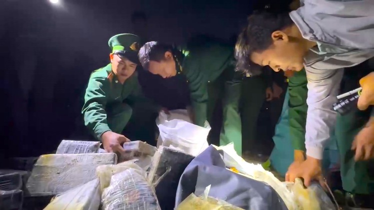 Hàng trăm gói ma túy dạt vào bờ biển ở Quảng Ngãi