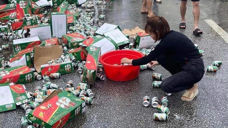 Lật xe tải chở bia ở Nghệ An, người dân giúp tài xế thu gom không sót lon nào