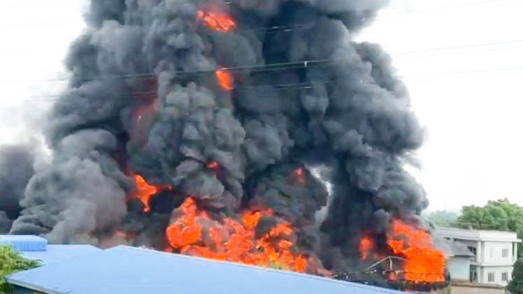 Khói lửa cuồn cuộn từ vụ cháy công ty nệm ở Bình Dương
