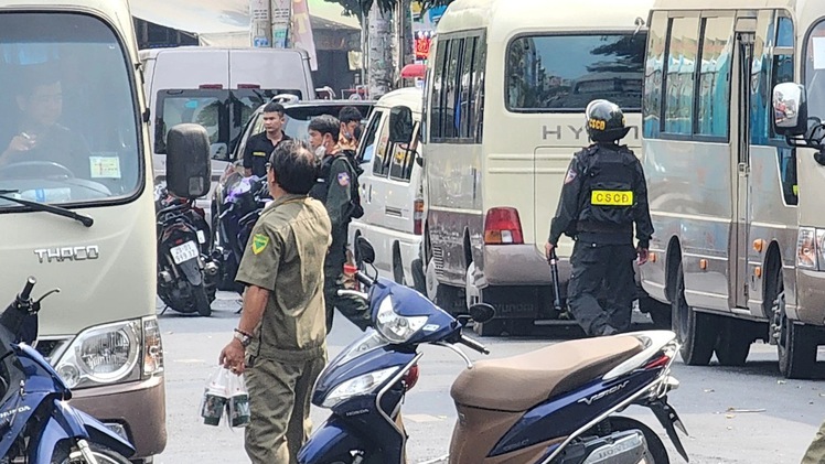Cảnh sát phong tỏa, kiểm tra quán bar trên đường Gò Dầu ở Tân Phú