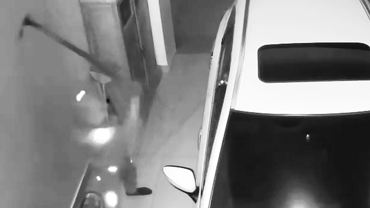 Camera ghi hình kẻ trộm đập kính hàng loạt ô tô, trộm cắp tài sản