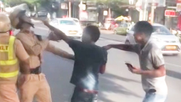 Hai người đàn ông tấn công cảnh sát giao thông khi bị kiểm tra nồng độ cồn