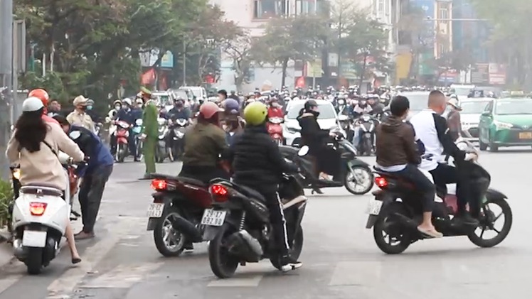 CSGT Hà Nội xử phạt nhiều trường hợp đi ngược chiều trên phố Tây Sơn