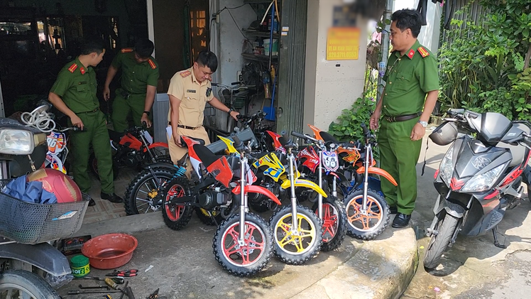 Công an Hóc Môn kiểm tra nơi lắp ráp, bán 'cào cào bay' sau phản ánh của Tuổi Trẻ