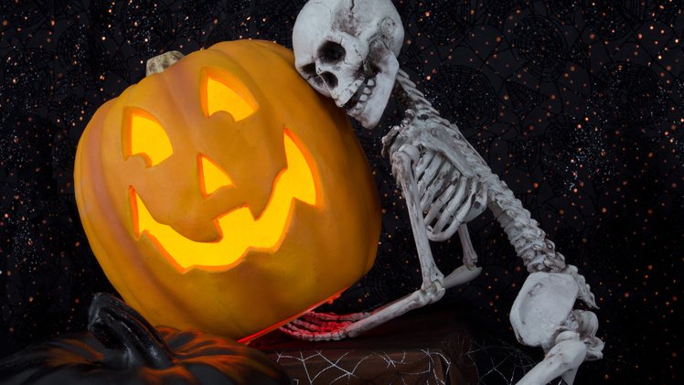 Bí ẩn về đêm Halloween trẻ em hóa trang kinh dị, qua nhà hàng xóm xin kẹo