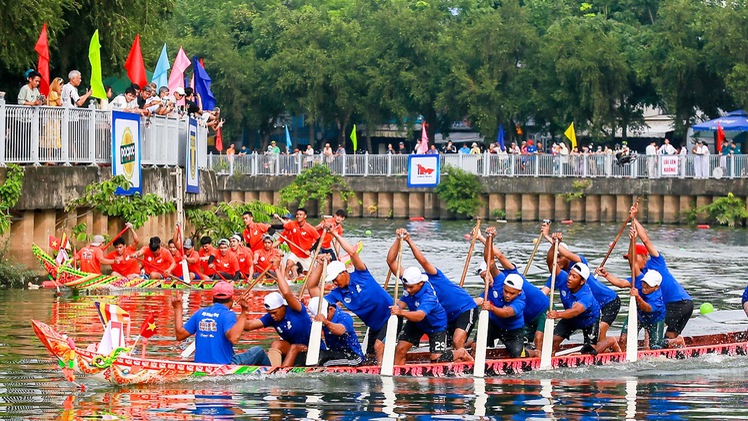 Ngàn người xem đua ghe ngo trên kênh Nhiêu Lộc - Thị Nghè, TP.HCM