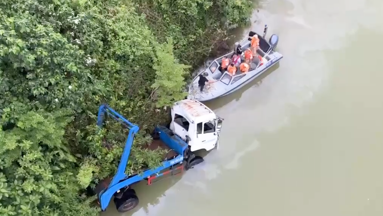 Tìm thấy thi thể hai công nhân vệ sinh vụ xe chở rác lao xuống cầu treo Bình Thành