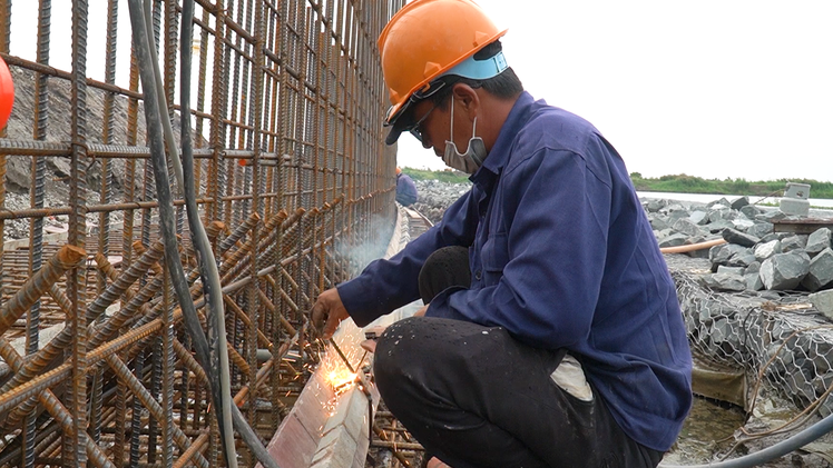 Miền Tây đồng loạt làm hồ trữ nước ngọt đối phó với hạn, mặn