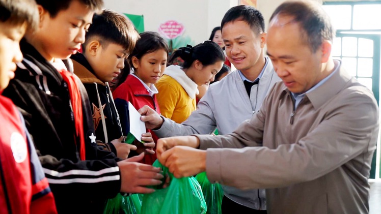 Trao học bổng ‘Ngăn dòng bỏ học’ và hỗ trợ con giống cho người dân tỉnh Bắc Giang