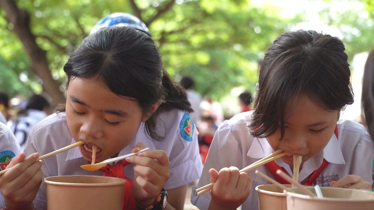 Từ những tô phở nóng đến những trái tim ấm áp