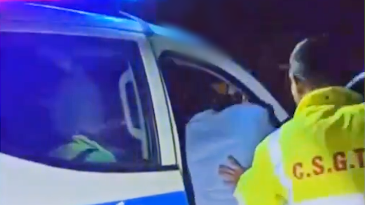 Sản phụ chuyển dạ trên chiếc xe hư giữa đèo, được cảnh sát đưa đến bệnh viện