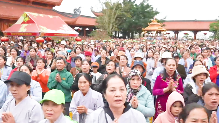 Video cảnh biển người chen kín sân chùa Ba Vàng ngày mùng 8 Tết
