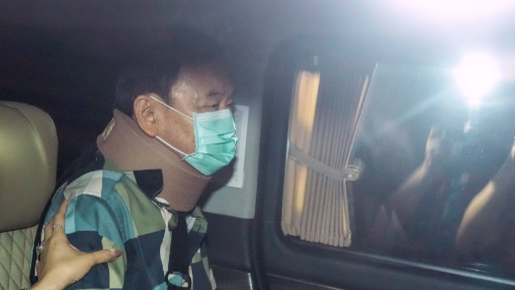 Cựu thủ tướng Thái Lan Thaksin rời bệnh viện, nơi ông bị giam giữ để về nhà
